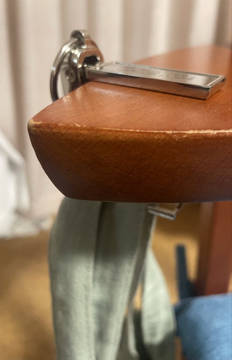 アイリンショップから スマホスタンド 兼 バッグかけ が届きました