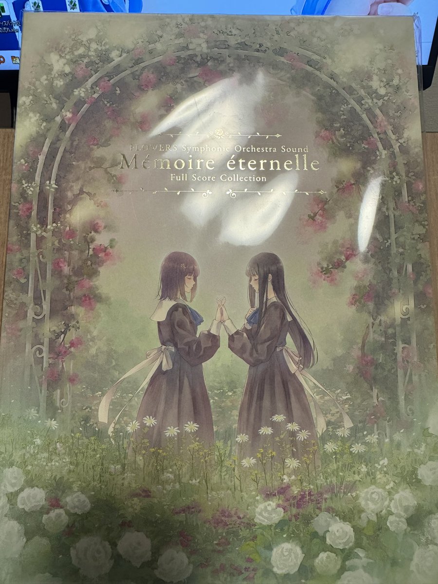 tomoki_STB42's tweet photo. FLOWERS オーケストラコンサートのFULL SCORE届いた！約300ページ
CD音源と共にゆっくり楽しみます！

ちょっと遅めのクリスマスプレゼント🎁 https://t.co/xTMK1DckFe