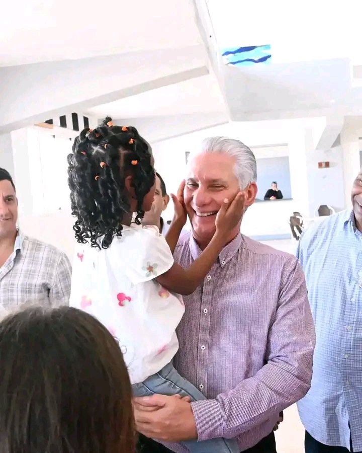 ¡Qué imagen tan tierna y llena de alegría, #YoSigoAMiPresidente!
#BuenosDíasMundo 🌻
#MiMóvilEsPatria