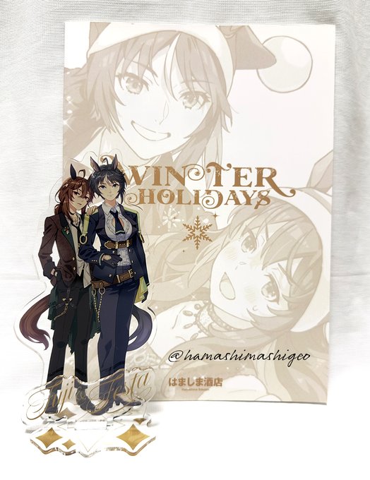 アクリルグッズのサイズ感です フジさんとナカヤマさんのが一番大きいです。ネームプレートは前後どちらでも差せます。 B5の本と並べるとこんな感じです。 オリジナルのしごおわ&乾杯アクスタはお酒を飲む人も飲まない人も連れて行ってください