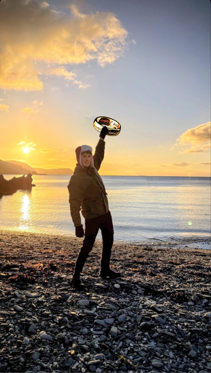 vampirednp's tweet image. NO DAN YOU MUST DESTROY THE prop of the one ring that they would use for close-up shots AND CAST IT INTO THE FIRES OF MOUNT DOOM