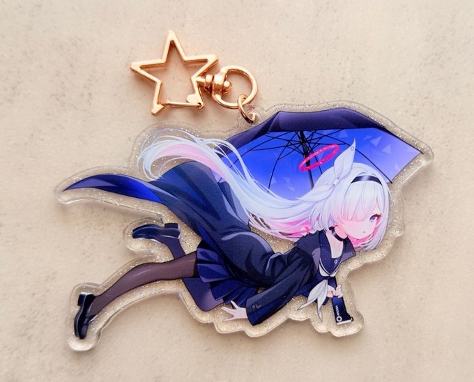 【C107セット内グッズ紹介②】
プラナちゃんラメアクリルキーホルダー
キラキララメが入ったアクリルキーホルダーです!✨️
カバンなどにつけてもちょうどいいサイズ感で作りました!
いつでもどこでもプラナちゃんといっしょ…💕 