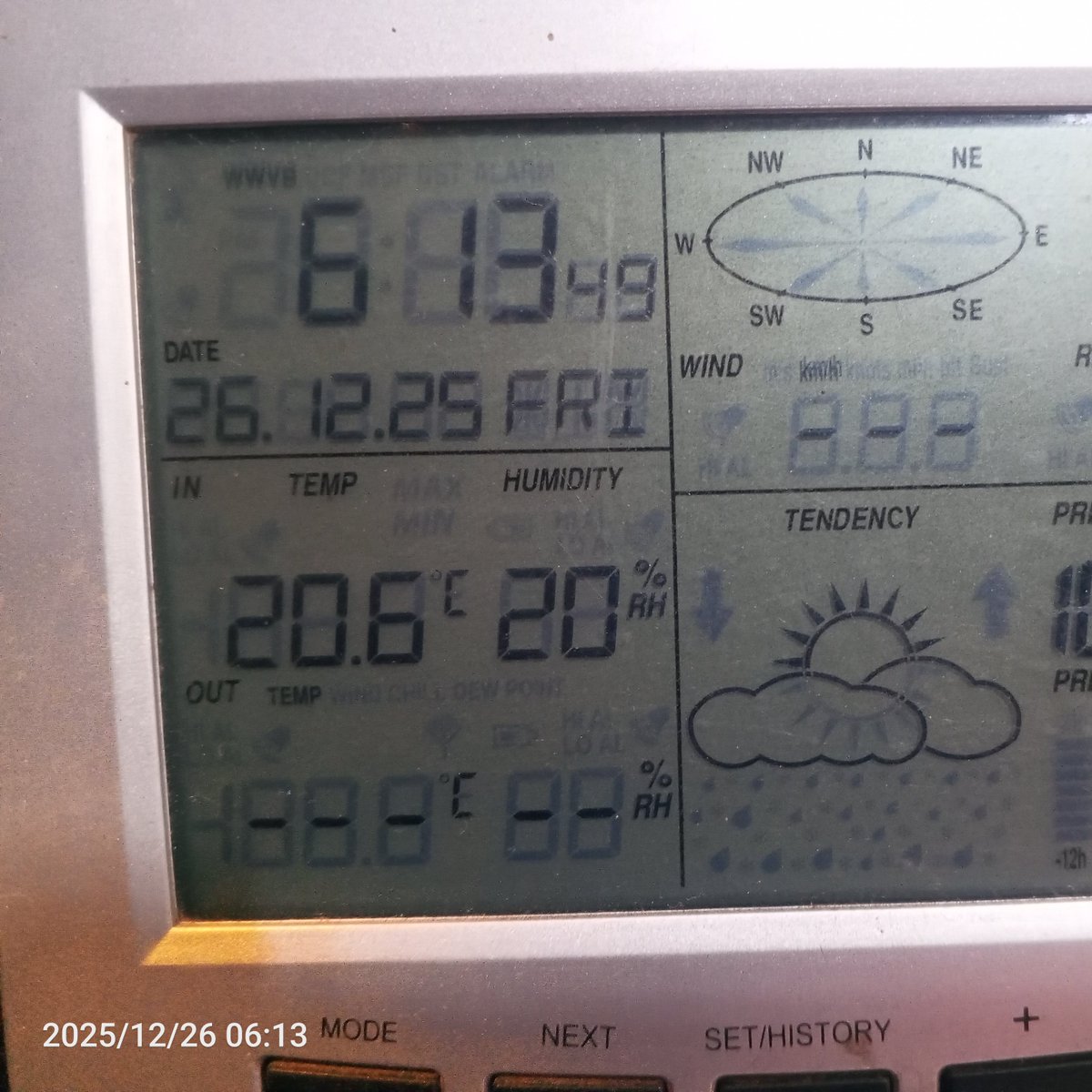 Buenos días, desde anoche aquí en #Anaco #Anzoategui se sentía un ambiente frío sin brisa, y en la madrugada fue más fuerte el frío y aquí esta la temperatura al amanecer del día de hoy 26/12/25 a las 6:13am fue de 20.6°C #pachecofuerte <a href="/meteovenezuela1/">meteovenezuela</a>