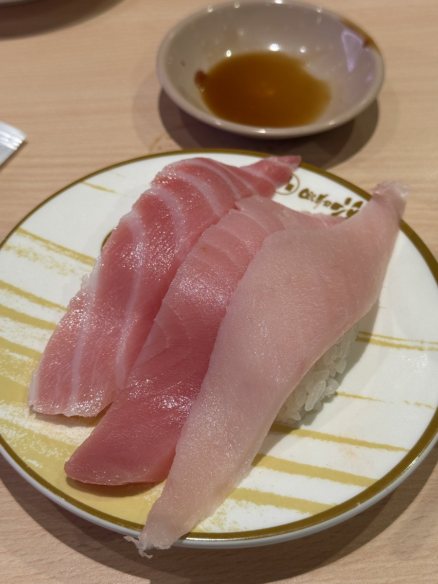 paijourneyma's tweet image. แถวบ้านคิวคนเพิ่งจะซา เข้าใจแล้วว่าทำไมคนบอกว่ามิโดริเริ่ดกว่าอีกเจ้า ปลาดีมากมากมากมากมากกกกกกก แต่ของทอดอีกเจ้ายังเริ่ดกว่า ส่วนความเอะอะมะเทิ่งเล่นขายปลาเปิดแฟลชเซลล์เหมือนอยู่ในการ์ตูนนี่แล้วแต่คนชอบ นี่ชอบตลกดี แต่ถ้าวันไหนอารมณ์ไม่ดีคงจะรำคาญ