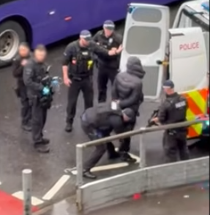 #ChemicalWeapon #PepperSpray #Crime #UK 
Man arrested after people at Heathrow allegedly attacked with ‘form of pepper spray’ 
theguardian.com/uk-news/2025/d…

A man has been arrested on suspicion of assault after people were allegedly attacked with a “form of pepper spray” at a