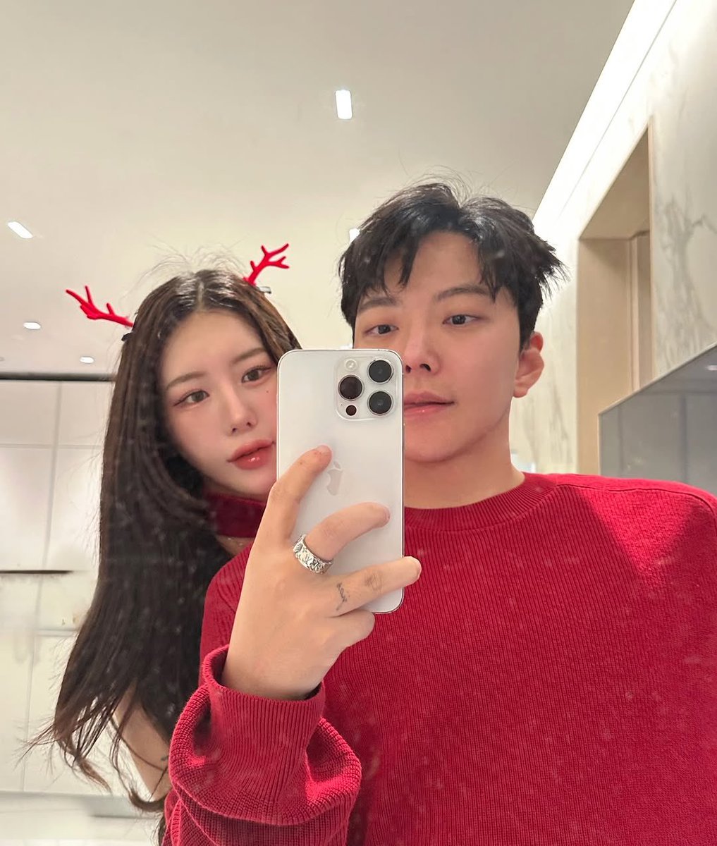 Jiae | 251225 

Jiae and her girlfriend celebrate the holidays in a new post!

“merry christmas zeze 🎄🌈  #lgbt”

#와썹 #지애 #김지애 #WASSUP #KIMJIAE