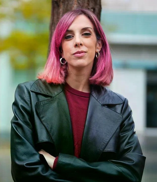 Les deseo de todo corazón   a este tipo y a esta tipa, una pensión cañón mínima de unos ±800€ al mes. Y que además tengan que pagar alquiler, agua, gas, comida,,, 
Y que se vean solos. Muy solos.