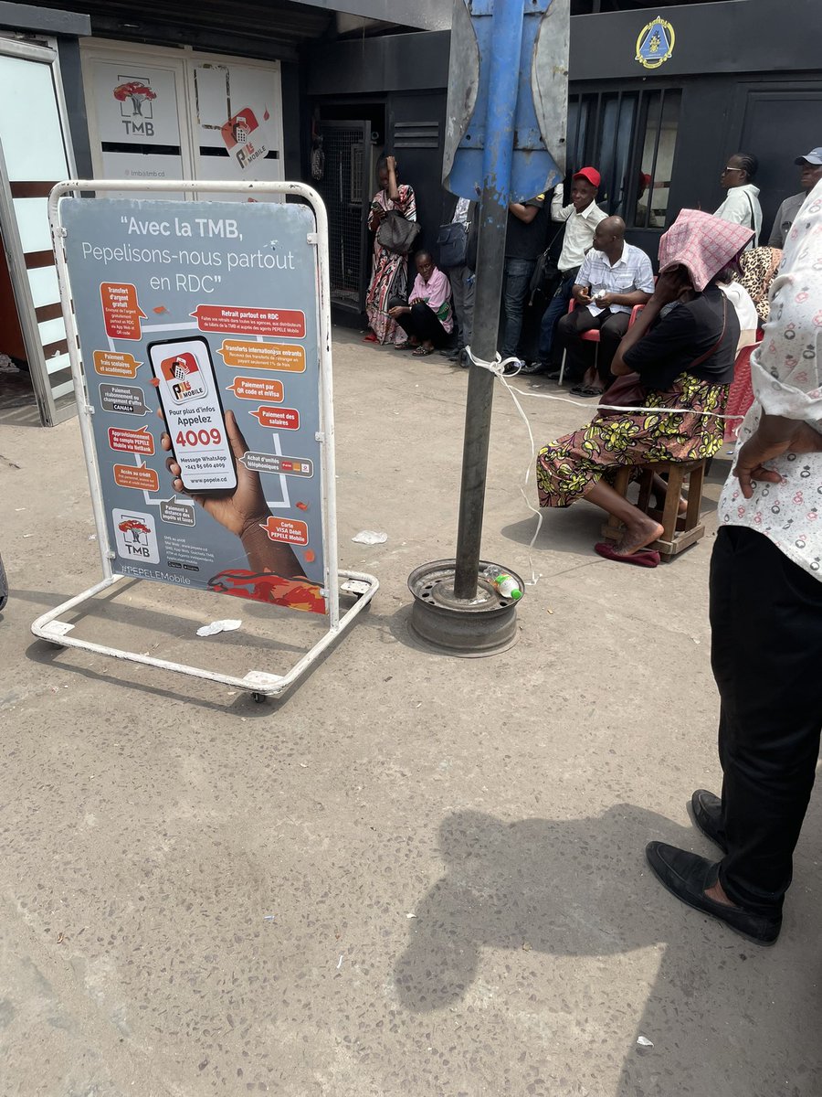 makengowelcome's tweet photo. #Kinshasa

Agence TMB Rond-point Victoire
Les clients sont contraints d’attendre longtemps à l’extérieur, exposés au soleil, sans aucun aménagement pour leur confort.
Est-ce conforme aux standards de qualité et de respect que doit garantir une institution bancaire ? https://t.co/0txvWxUgpW