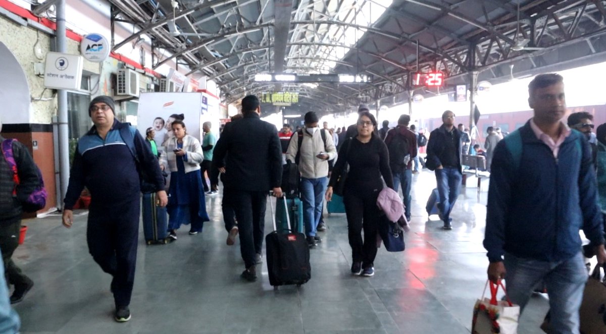 jmdnewsflash's tweet image. #Kanpur। आज से लंबी दूरी की ट्रेन यात्रा थोड़ी महंगी हो गई है, 215 किलोमीटर से अधिक सफर करने पर साधारण श्रेणी में प्रति किलोमीटर 1 पैसा और मेल/एक्सप्रेस नॉन-एसी व सभी एसी कोच में 2 पैसे बढ़ गए हैं। लोकल ट्रेन और छोटी दूरी के यात्रियों पर असर नहीं होगा।

#TrainFare #RailUpdate