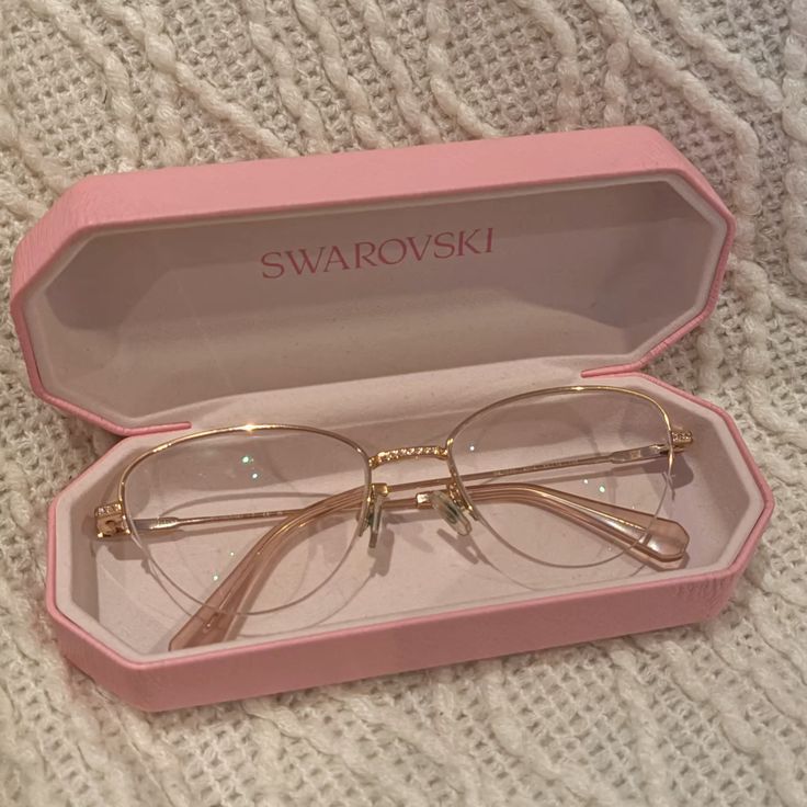 Por el cumpleaños de <a href="/HerDeadlyBeauty/">𝑷𝒆𝒓𝒔𝒆́𝒇𝒐𝒏𝒆—𝒇𝒄𝒂𝒖 .ᐟ</a> llega una lechuza blanca como la nieve a Greengrass Manor. 
" Rita querría que tuvieras esto. Feliz Cumpleaños. --- G.L."