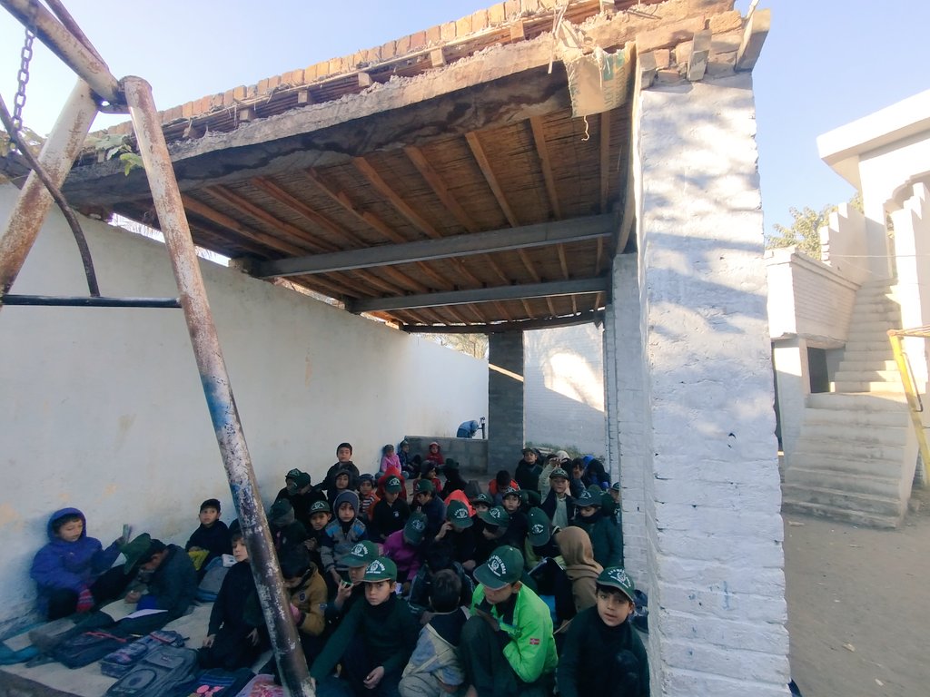 mujeebafghann's tweet photo. @CSKPOfficial محترم @CSKPOfficial گورنمنٹ پرائمری سکول مستی خان میراخیل میں اس وقت شدید تعلیمی سہولیات کی کمی درپیش ہے۔طلبہ کی تعداد 400 سے زائد ہوچکی ہے،۔
1. سکول میں فرنیچر کی شدید کمی ہے 
2. دو اضافی کمروں کی ضرورت ہے
3. سکول کا واٹر پمپ خراب ہے۔
4. سکول کے واش رومز بھی ڈیمیج ہو چکے ہے https://t.co/wvhNBzboif