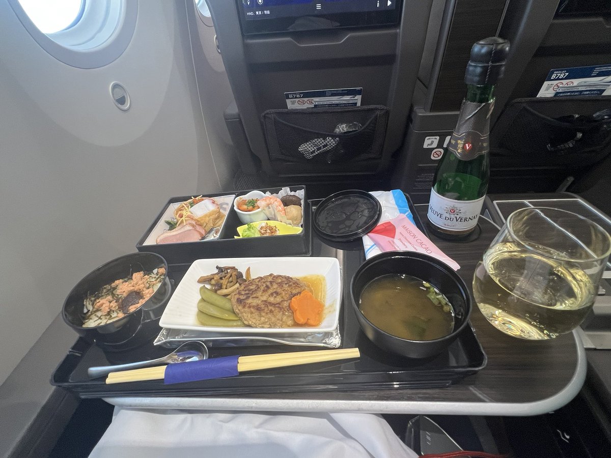 222tamatama's tweet photo. 食事の写真貼り忘れたからもう一度ポスト📮します💦
福岡1420発羽田行き(1555到着予定) #ANA 256便 ボーイング787-10 JA982A #787K #プレミアムクラス に搭乗なう😎👍✈️💨
今から食事を食べながら、スパーくンリングワイン呑むぢぇー🍷
#BROS1991
#福山冬の大感謝祭其の二十三
#呑むぢぇー https://t.co/WrQBEVyrCH