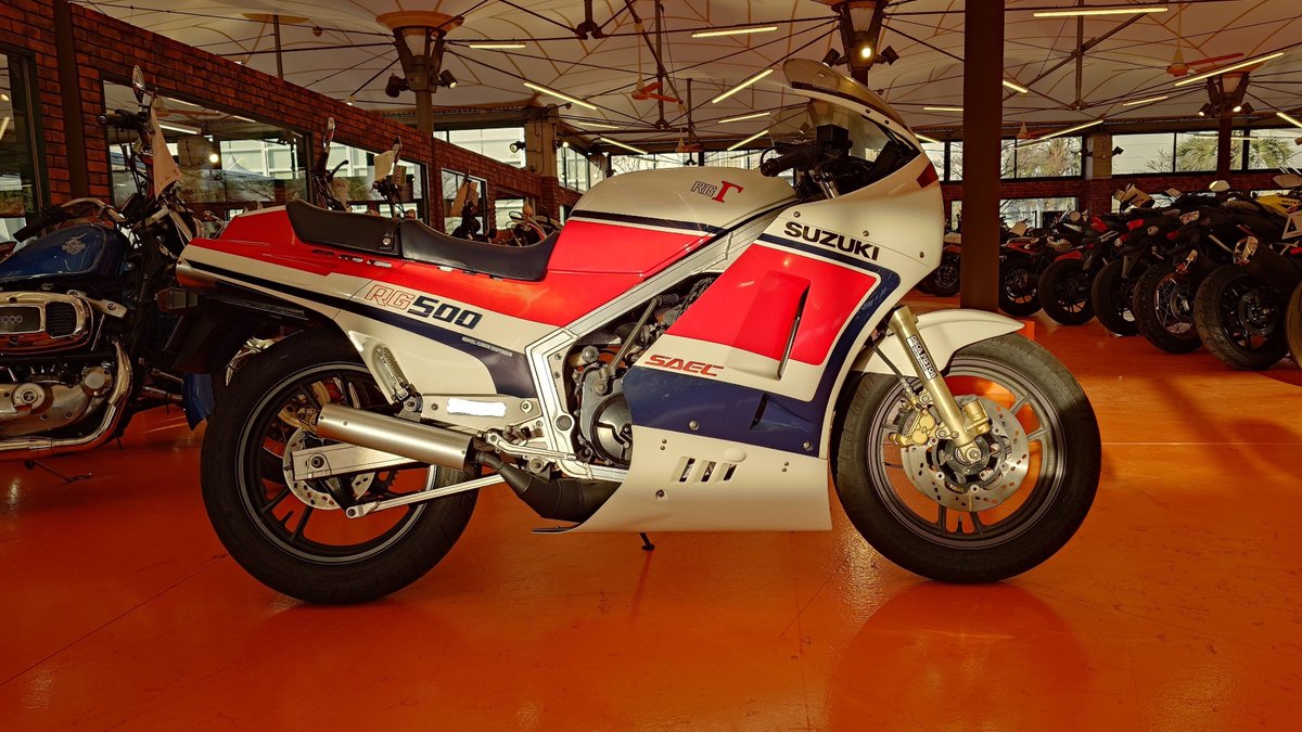 yukky_rt's tweet photo. ものっすごく程度の良いスズキRG500Γ「ゴガン」なんですが、4枚目の写真をよく見てみてください😳

（BDSプレミアムオークション初セリ・コレクションコーナー出品車両から）

#RG500Γ #ガンマ https://t.co/Ng4sJ4iK4C
