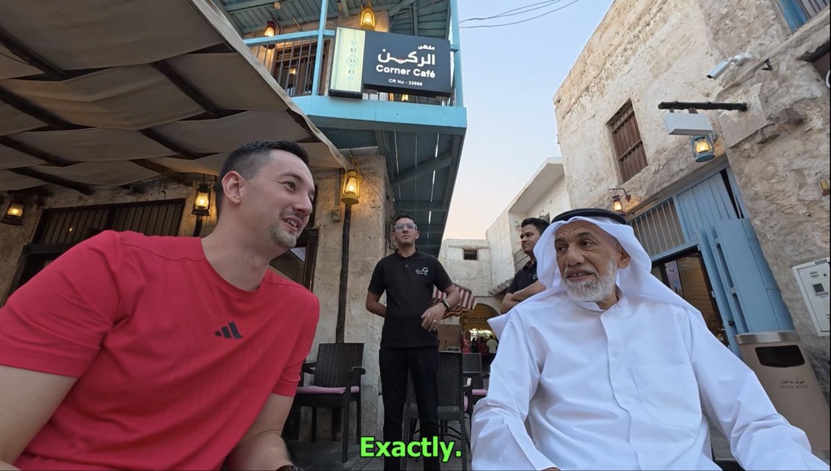 saud_alattiyah's tweet image. دائما اشاهد هذا اليوتيوبر يسافر بدون تخطيط ويزور الاسواق الشعبية ويوثق تعامل الناس معه كسائح اجنبي
في زيارته لقطر وتحديدا سوق واقف وفي الدقيقة 20 من الفيديو، استوقفه الاخ عبدالله المهندي من دون اي ترتيب او موعد مسبق، بدافع الاستغراب والاهتمام
شرح له سوق واقف ومزاد القطع الاثرية…