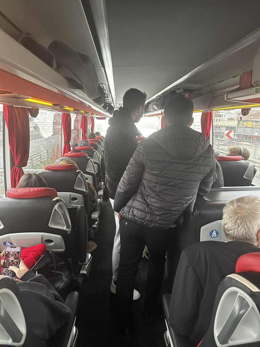 Bir çözüm üretemeyecek kadar küçük bir şirketsen , otobüs seferi düzenlemeyeceksin . Şirket Ali Osman Ulusoy <a href="/UABakanligi/">T.C. Ulaştırma ve Altyapı Bakanlığı</a> <a href="/ticaret/">T.C. Ticaret Bakanlığı</a>  gerekli işlemleri yapar mısınız , böyle bir uygulama olmaz . Zaten 3 saat gecikme ile mağdur olup bir de ayakta seyahat ettiriyorlar