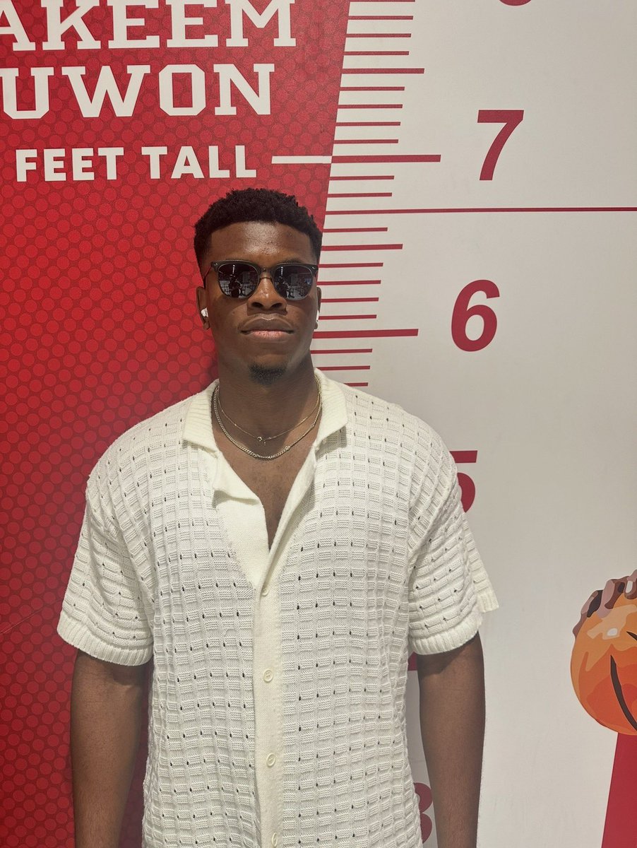 Never thought I’d have to defend my height on this bird app but here we are 🤣🤣