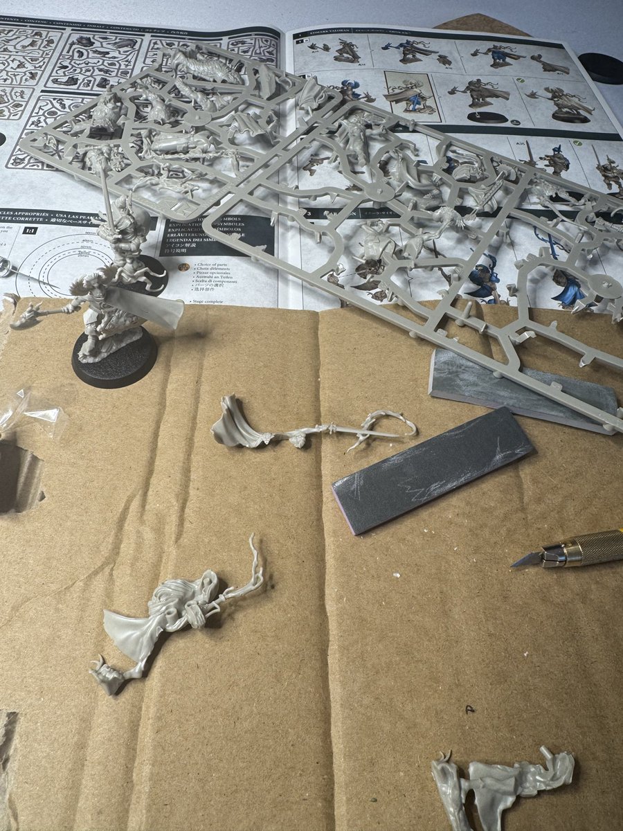 Since last year we have new Christmas tradition - assembling Warhammer minis. And rewatching Harry Potter movies ;)