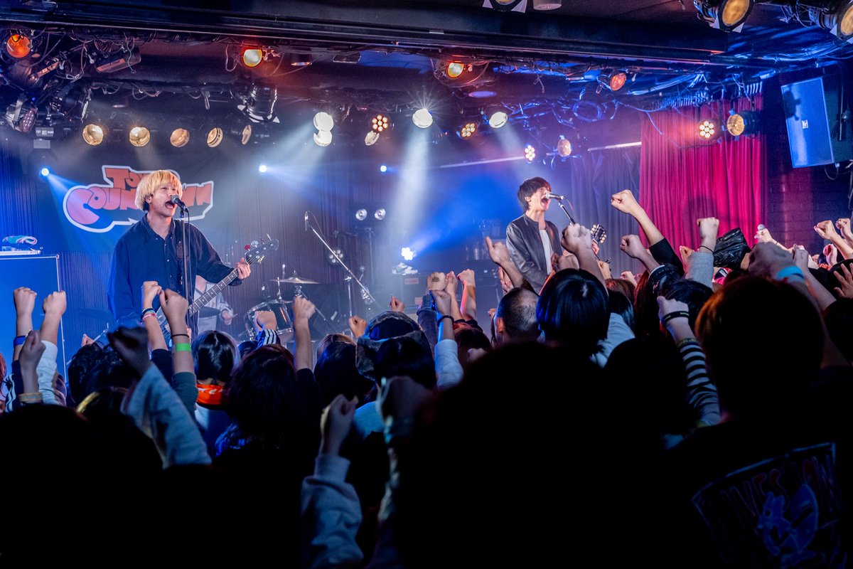 tokyo_countdown's tweet photo. 【Sunny Girl】若さや青さと笑われるほどひたすらでいること。Sunny Girlがあまりにもがむしゃらに叫ぶから、ひとつずつ全部思い出せた。積み重ねた時間の先でそれぞれの生活が交わる場所ライブハウスが、ロックバンドが、正解も不正解も正解にしてくれるから、今日が明日に進む。
#TOKYOCOUNTDOWN2025 https://t.co/ZpiBukNFT3
