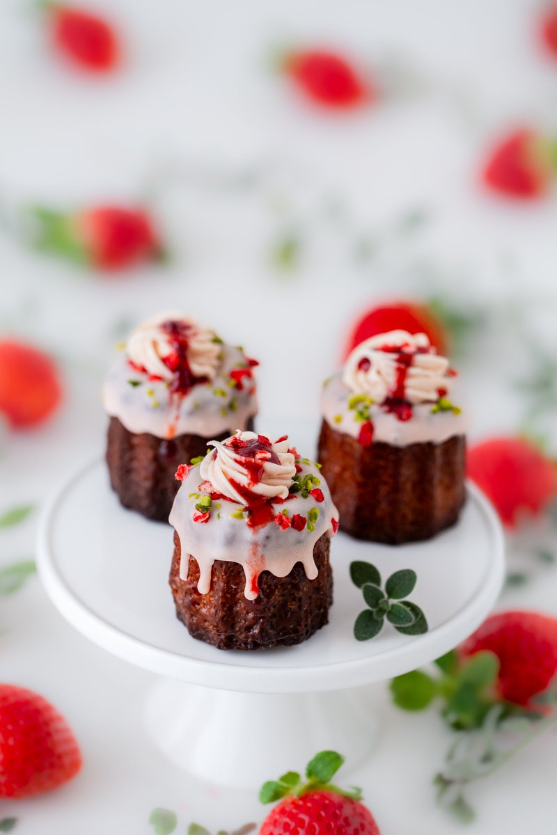 TCannele's tweet photo. 品川店限定「いちごカヌレ」

いちご風味のカヌレに
いちごチョコをたっぷりとデコレーション。
トッピングのいちごチョコクリームとソースが
まるでパフェのようなカヌレです。

販売期間：1月5日~1月25日
数量限定の販売となります！

ご来店を心よりお待ちしています。 https://t.co/smxImXyRqF