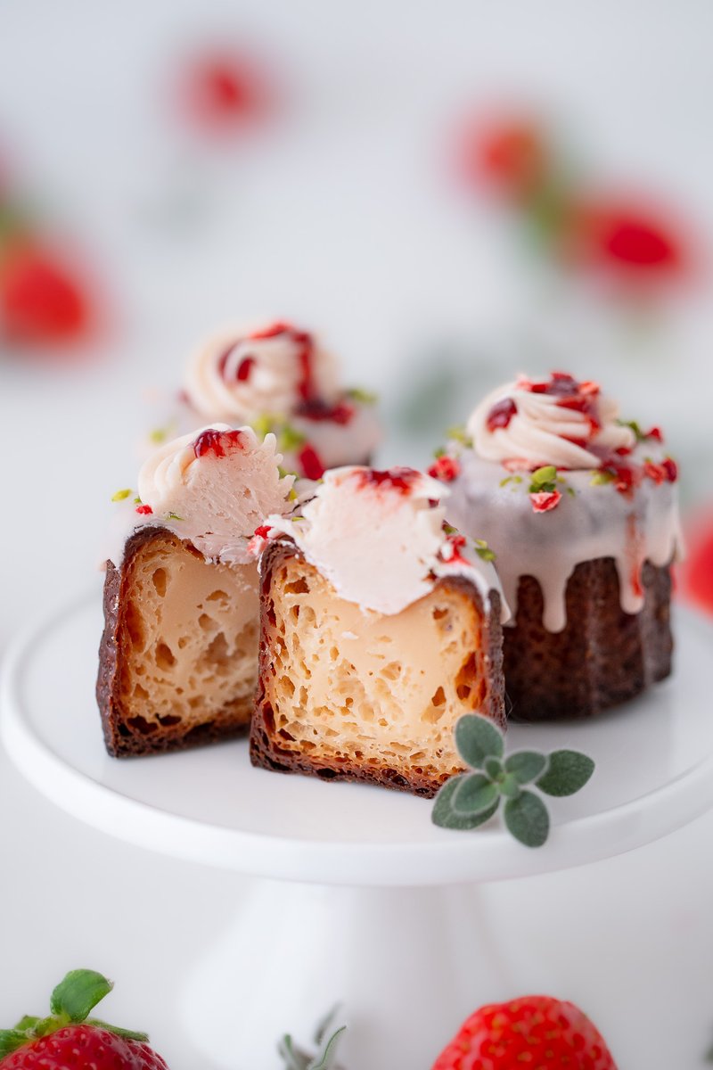 TCannele's tweet photo. 品川店限定「いちごカヌレ」

いちご風味のカヌレに
いちごチョコをたっぷりとデコレーション。
トッピングのいちごチョコクリームとソースが
まるでパフェのようなカヌレです。

販売期間：1月5日~1月25日
数量限定の販売となります！

ご来店を心よりお待ちしています。 https://t.co/smxImXyRqF