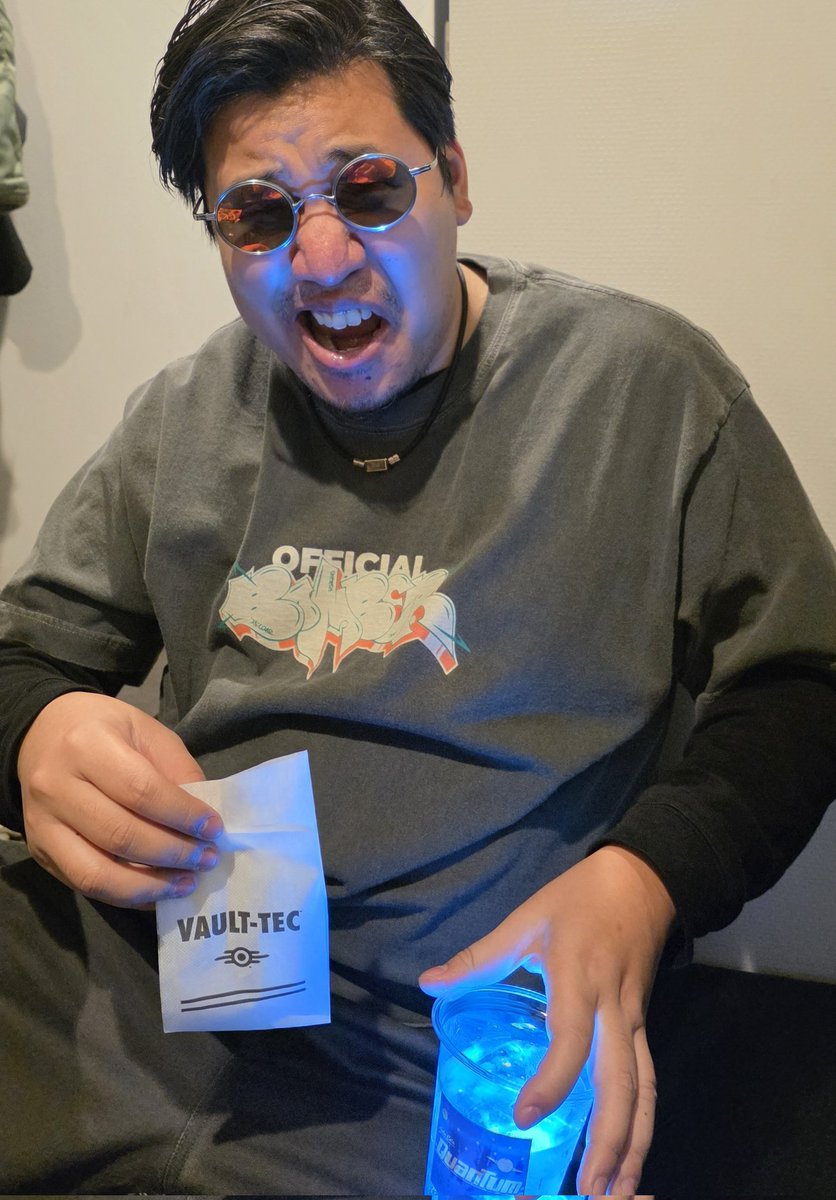 VAULT-TEC社から販売してるヌカ・コーラ、青く発光してるけど美味しい。
体の方も変異してきたし、また飲みたいな。