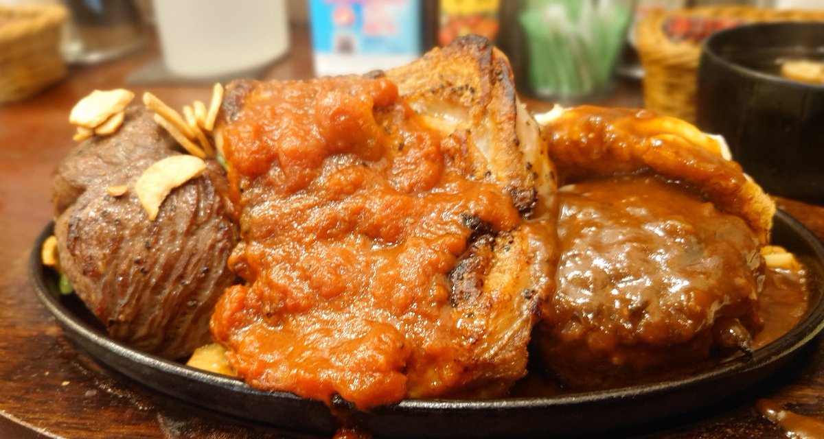 masa_207's tweet photo. キッチンキャロット@西荻窪

ステ盛りチキン（目玉焼きTP）
クリームコロッケとポテトがお肉に隠れてます。ライスとみそ汁にドリンク付で2000円ちょっと！コスパ良すぎの西荻価格！ https://t.co/tdK3nihRle
