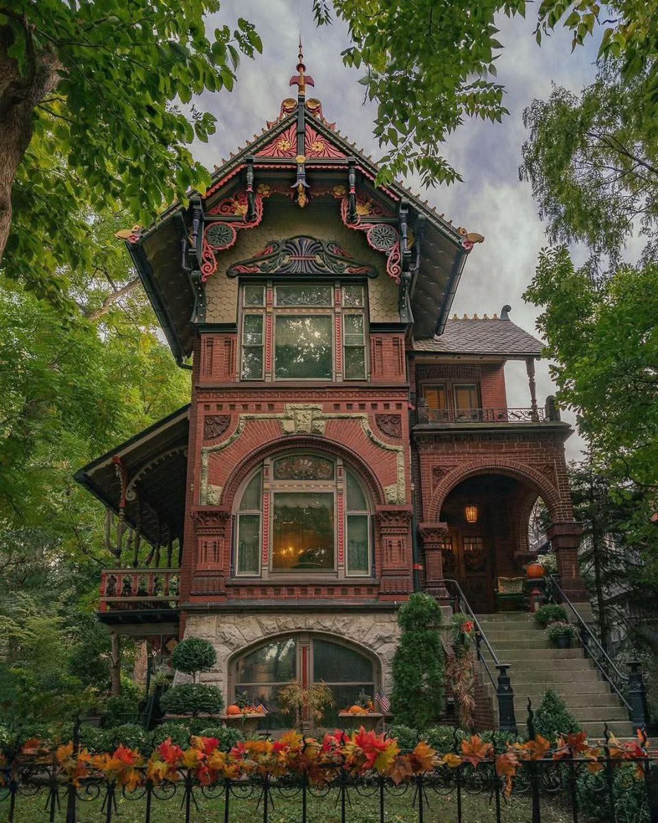 LeoDaVinciWave's tweet image. The Hermann Weinhardt House, a historic Victorian mansion in Chicago, 1888.