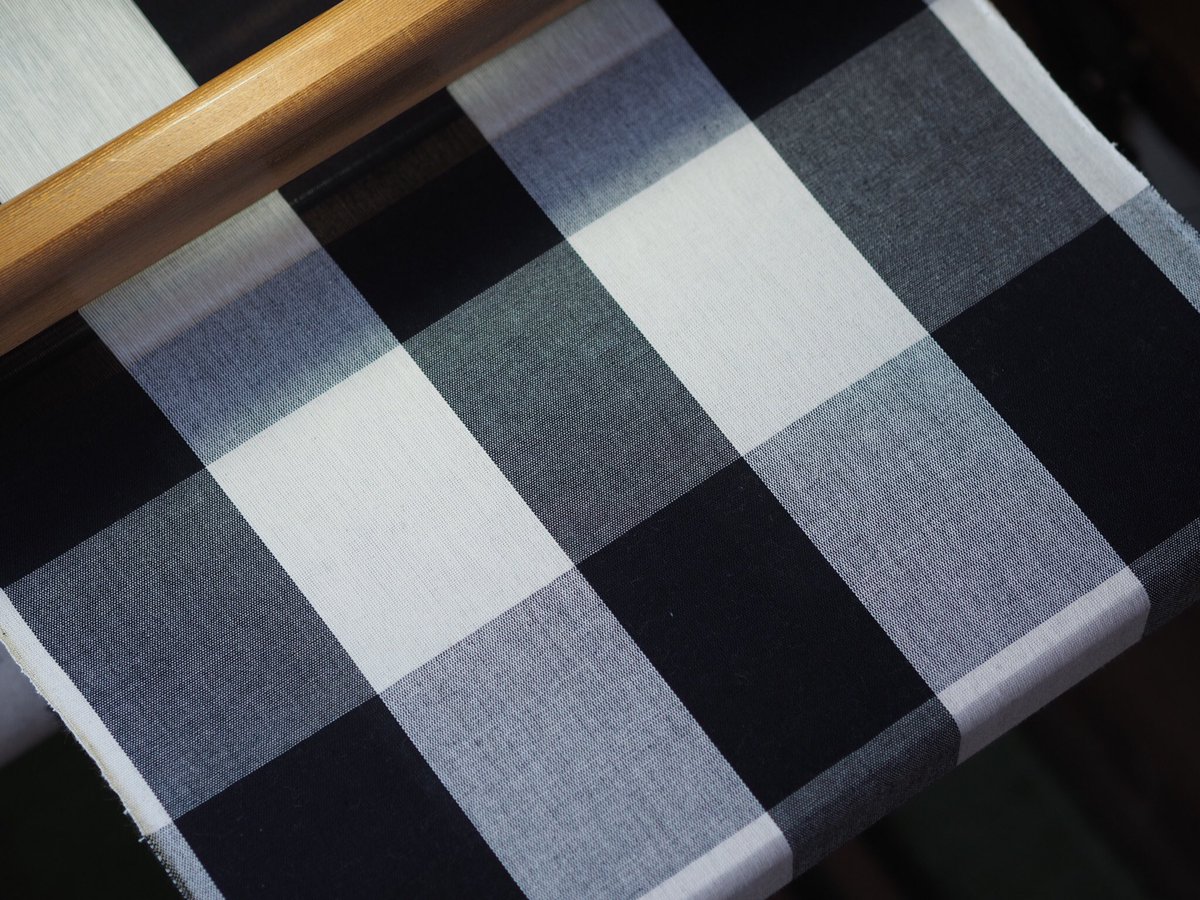 🧑🏻「成人式の振袖織ったろか？」
👧🏻「えー織れるん」

ワイの職業何やと思ってんねん🫠

🧑🏻「どんなんが良いか考えときや」

数日後！

👧🏻「白黒の格子柄が良い！」
🧑🏻「オッケー楽勝楽勝！」

しかーしシンプルなだけに、格子のサイズには結構悩んだね！
綿糸は本藍の特注色を注文して、