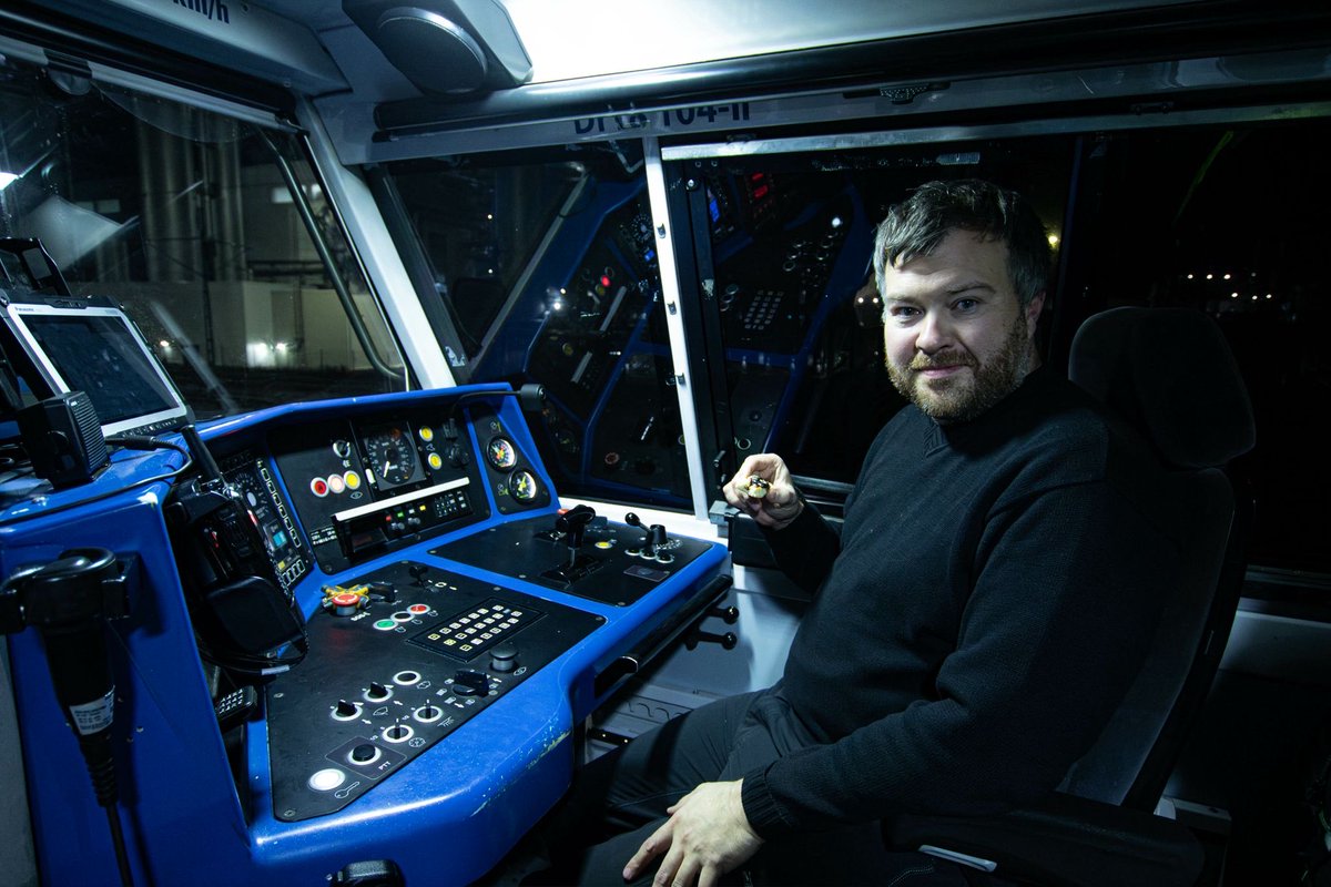 fenniarail's tweet photo. Fenniarailin junat eivät pysähdy joulunakaan. Yksi kuljetuksista oli joulupäivän raakapuujuna, jonka ajoi toimitusjohtaja Lauri Helke. Fenniarail kiittää asiakkaita ja yhteistyökumppaneita kuluneesta vuodesta ja toivottaa hyvää joulua!🎅🏽

📷: Vertti Kontinen

#fenniarail https://t.co/XBkBwx4e0K