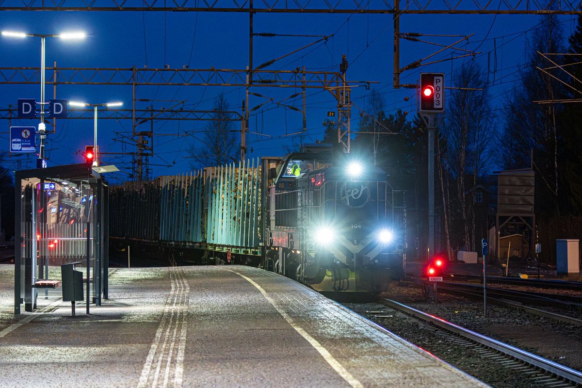 fenniarail's tweet photo. Fenniarailin junat eivät pysähdy joulunakaan. Yksi kuljetuksista oli joulupäivän raakapuujuna, jonka ajoi toimitusjohtaja Lauri Helke. Fenniarail kiittää asiakkaita ja yhteistyökumppaneita kuluneesta vuodesta ja toivottaa hyvää joulua!🎅🏽

📷: Vertti Kontinen

#fenniarail https://t.co/XBkBwx4e0K