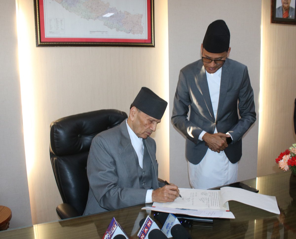 Newly appointed Foreign Minister Hon. Bala Nanda Sharma assumed the office of the Minister for Foreign Affairs of Nepal today. 

Officiating Foreign Secretary Mr. Krishna Prasad Dhakal and senior officials warmly welcomed him at the Ministry. 

On the occasion, Hon. Minister