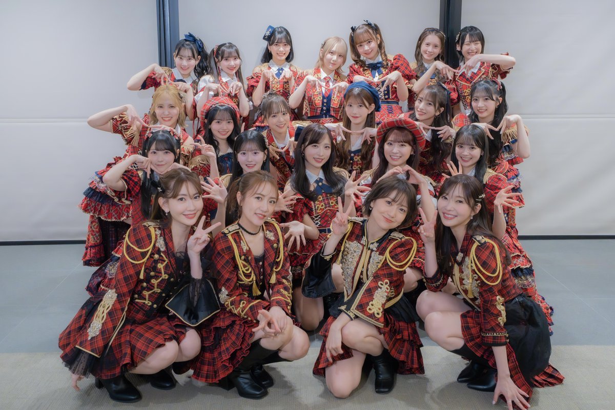 AKB48_staff's tweet photo. Ⓜ️❄️ #ＭステSUPERLIVE ❄️Ⓜ️

現役メンバー18名と
#大島優子 さん #高橋みなみ さん
#小嶋陽菜 さん #指原莉乃 さんで
☑︎RIVER
☑︎ポニーテールとシュシュ
☑︎ヘビーローテーション
のメドレーを披露させていただきました🎧✧˖°

このあと20時台🕗
アイドル8組80名夢コラボ
『なんてったってアイドル』にも登場🎀

#ＭステSUPERLIVE
#AKB48_20thYear
のハッシュタグで
ジャンジャン溢れるくらい
ポストしてくださいねっ🕶️🎶🩵
▶︎ https://t.co/L88AFkRZ1u