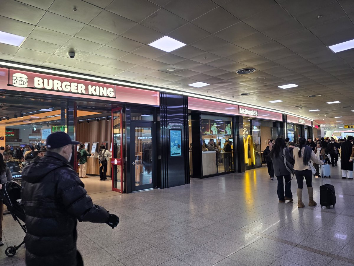 g_magniica_mesi's tweet image. そういえば、ソウル駅名物の隣通しのマックとロッテリアにバーガーキングも加わってた