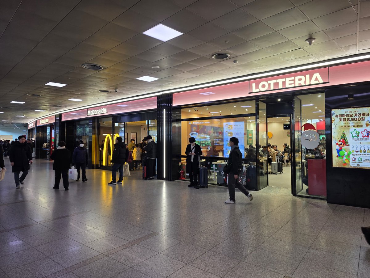 g_magniica_mesi's tweet image. そういえば、ソウル駅名物の隣通しのマックとロッテリアにバーガーキングも加わってた