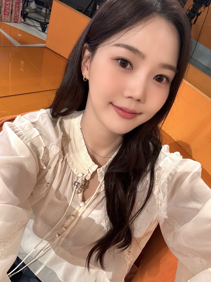 8_OHMYGIRL's tweet photo. [#OHMYAir] 잠시 후 8시 30분, 'KBS2 신상출시 편스토랑'에 #효정 이 출연합니다❣️즐거운 금요일, 효정이와 맛있는 음식들로 알차게 마무리해요 🍴💓

#오마이걸 #OHMYGIRL #OMG https://t.co/zi0TjdJCMw