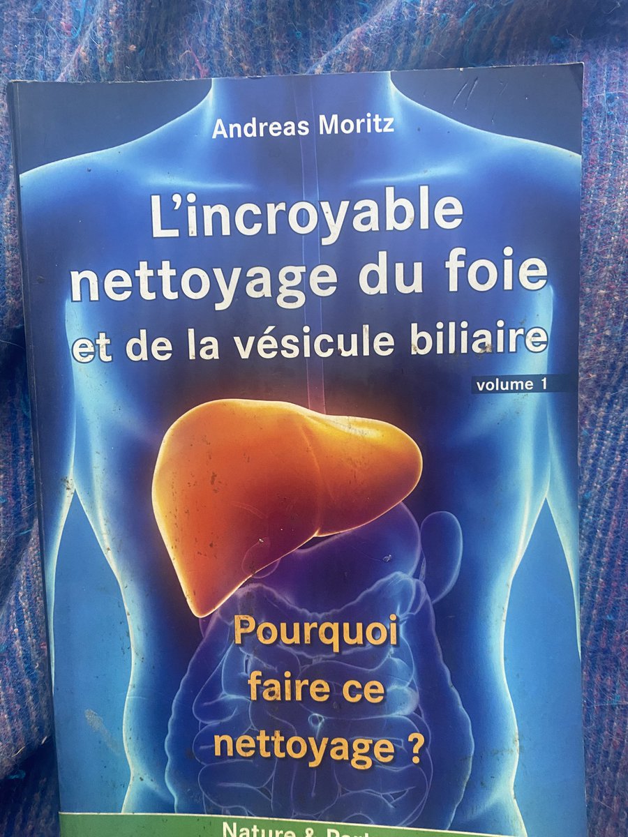 Cameron20370744's tweet photo. PRÉVENTION ANTI PARASITAIRE 
SELON ÀNDREAS MORITZ 

Rappelons nous que les naturopathes préconisent toujours d'aller "à la cause des causes", plutôt que d'avoir une approche symptomatique, même avec si c'est avec des produits naturels.  

Andreas Moritz par exemple considérait que les parasites ne prospèrent que dans un environnement corporel congestionné, particulièrement lorsque le foie est encombré par des calculs biliaires intra-hépatiques. 

Car ces calculs bloquent la production et l'écoulement normal de la bile, qui a naturellement des propriétés antiseptiques et antiparasitaires. 

Une bile fluide et abondante maintient normalement la population parasitaire sous contrôle, en empêchant leur prolifération dans les intestins et le foie.

Selon lui, les parasites ne sont pas la cause principale des problèmes de santé, mais un symptôme d'un déséquilibre plus profond (congestion hépatique due à une alimentation inadaptée, toxines accumulées, etc.). 

Tenter de "tuer" les parasites directement renforcerait leur résistance ou causerait plus de toxines (par les cadavres parasitaires).

Rappelons que dans la bile se trouve aussi deux substances pigmentaires la bilirubine et biliverdine qui ont aussi des propriétés anti-inflammatoires et même antitumorales preventives.  

Pour ma part, je ne pratique donc pas de purge ou de cure antiparasitaire proprement dite.  

Mais je suis déja des protocoles préventifs hygiénistes : 
-jeûne intermittent, 
-2 nettoyages des calculs biliaires encore cet été, pour tester le protocole avec l'acide malique pur dilué 
-cures d'eau distillée ionisée detoxifiante, 
-purges au sulfate de magnésium et à l'huile de ricin régulières, 

et des protocoles quotidiens : curcuma, poivre, gingembre et parfois clous de girofles, et cannelle, notamment en automne hiver ; 
sulfate et chlorure de magnésium à jeun, après le silicium organique liquide, vinaigre de feu en hiver, etc ...

A chacun de trouver la voie qui lui convient le mieux.  

Comment nettoyer son foie des calculs biliaires 
https://t.co/hpFzyYsCRB

Liste des symptômes liés aux calculs biliaires 

https://t.co/2WUHmFVhu0

Les spécificités féminines liées aux calculs biliaires  
https://t.co/Vl2EStSKI4

Les purges, les jeûnes et la nutrition saine par Grégoire Jauvais
https://t.co/U6A3bMiOnI

#sante #parasite #purge #healing #detox #regeneration #healing #salud #saude #gesund