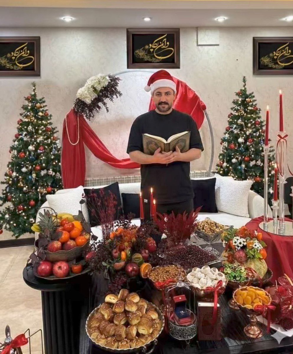 جشن گرفتن کریسمس با ان یکاد بالای سرش کلاه کریسمس رو سرش و قرآن تو دستش
