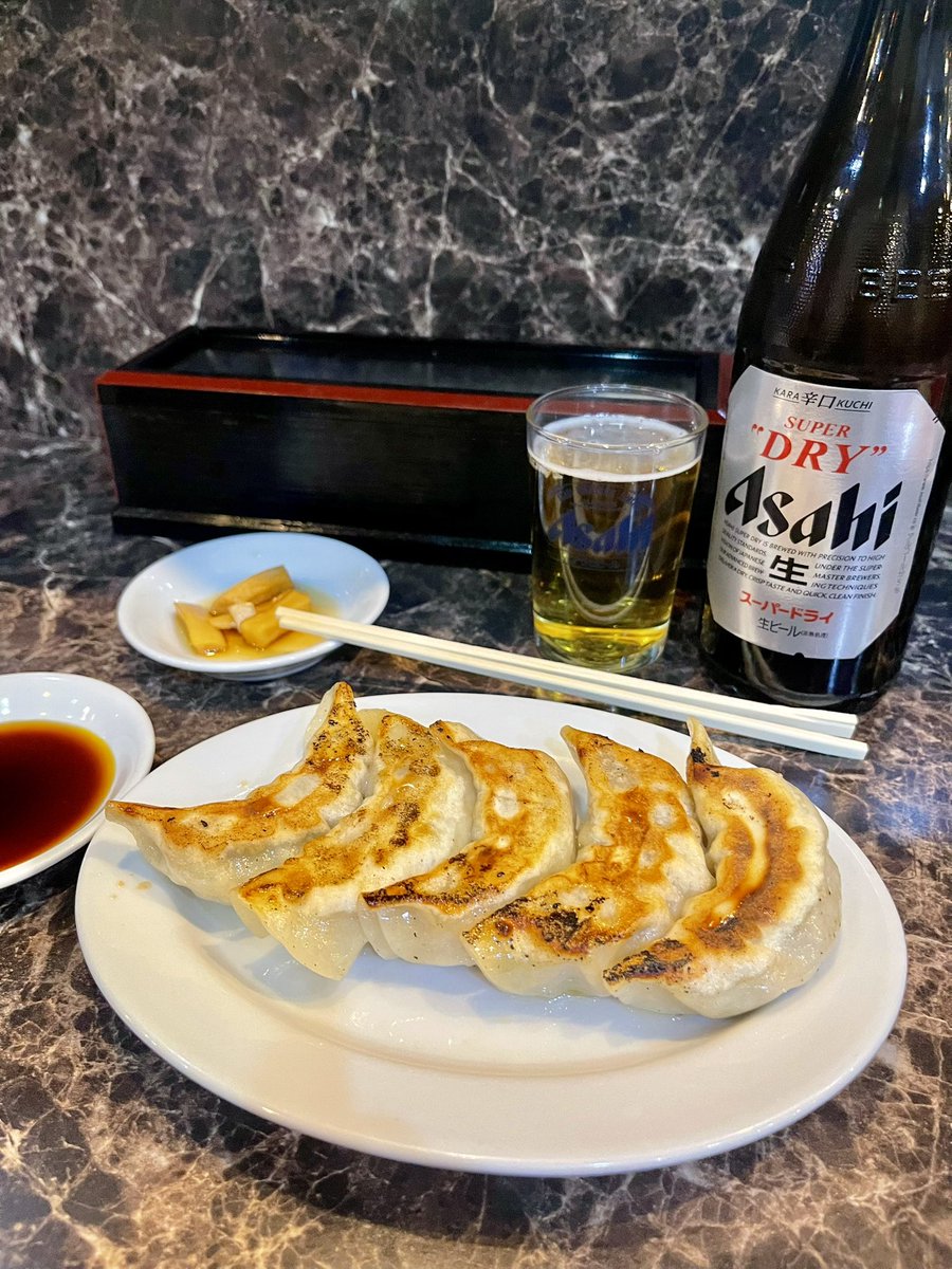 anone157's tweet photo. 久々の1人飲み🍺
東京はさっむいぞ🥶
やっべ食べすぎた苦しい😆
#1人飲み
#餃子ビール
#食べすぎた https://t.co/X9gE1jpsbi