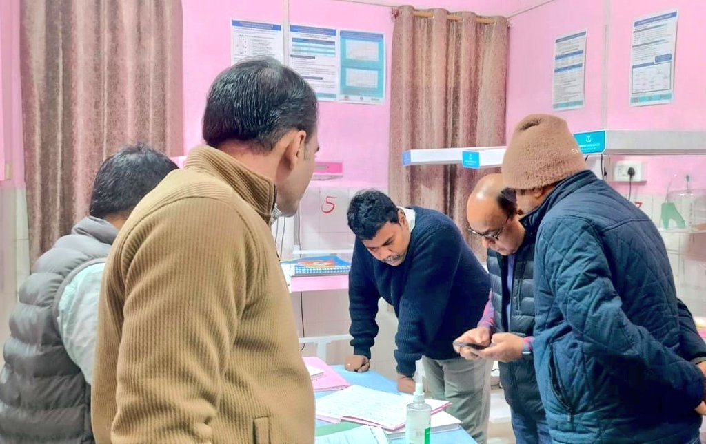 dm_sitapur's tweet photo. सामुदायिक स्वास्थ्य तंबौर का आकस्मिक निरीक्षण कर व्यवस्थाएं देखी। मरीजों को बेहतर स्वास्थ्य सेवाएं एवं समुचित उपचार उपलब्ध कराने, दवाओं एवं सेवाओं की पर्याप्त उपलब्धता सुनिश्चित करने, प्रसव सेवाओं की गुणवत्ता में सुधार आदि के सम्बन्ध में आवश्यक निर्देश सम्बंधित अधिकारियों को दिए। https://t.co/zHZLsezZVf
