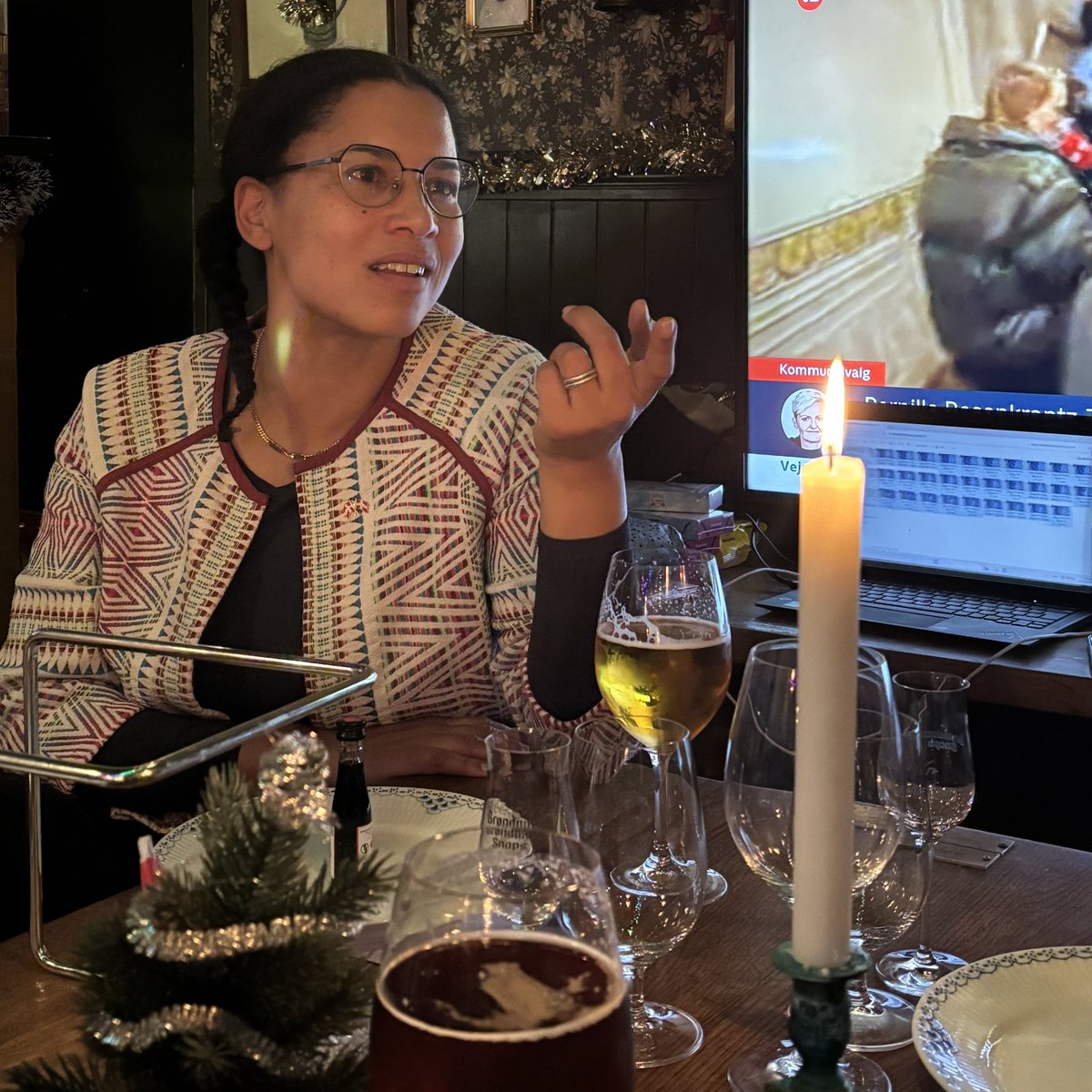 En af dem, jeg sætter allerstørst pris på at have lært at kende i 2025, er <a href="/ninapalesabonde/">Nina PB</a> .

Man skal stå tidligt op for at følge med i hendes vid og skarphed — og så er hun ovenikøbet hamrende sjov. Men mest af alt har jeg kæmpe respekt for, at hun i sit job og sin position