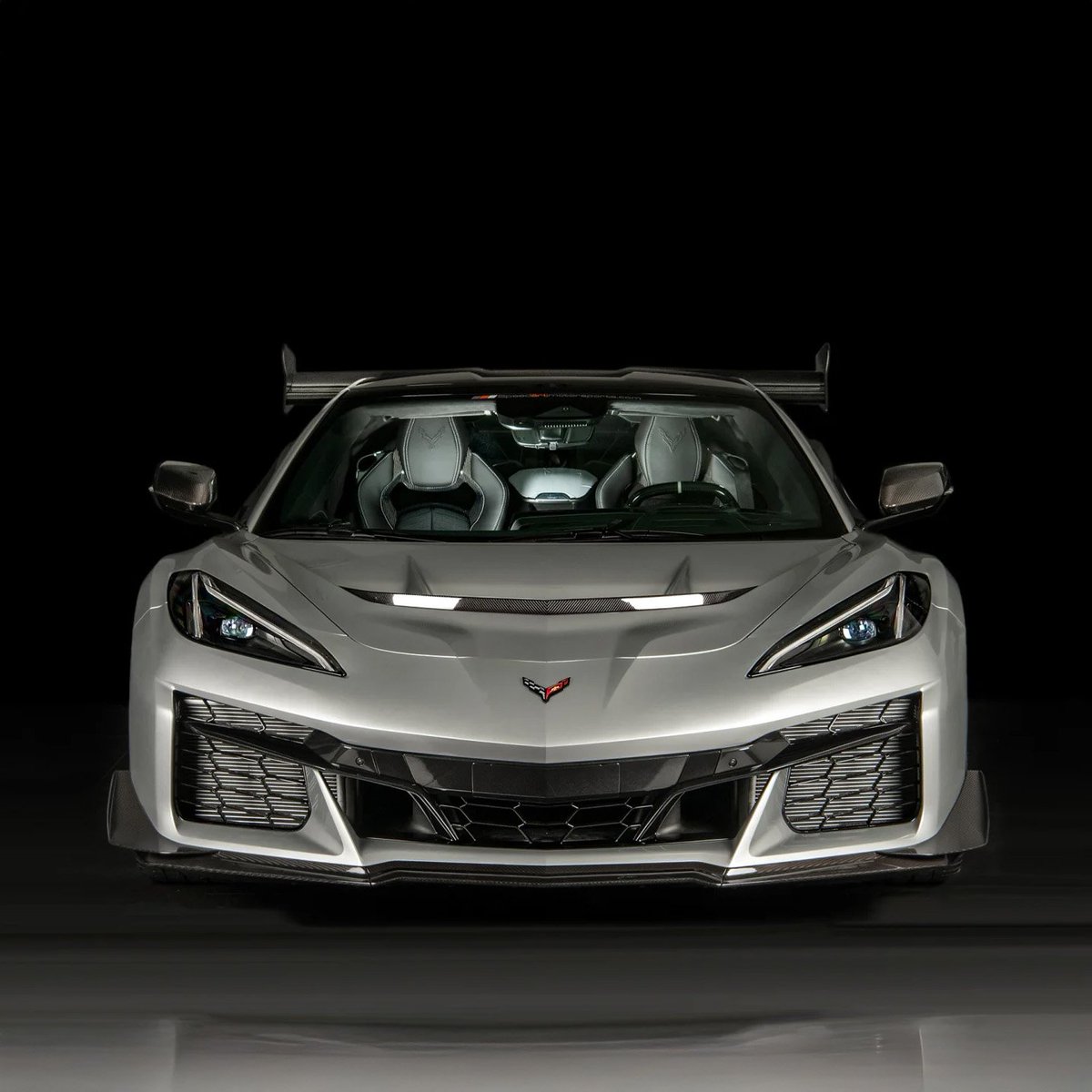 DreamClassicCar's tweet photo. 2026 Chevrolet Corvette ZR1 3LZ❤️
• 5.5L Twin-Turbo V8
• 1,064 HP 
• 8-Speed DCT • RWD
• 0-60 ~2.3s • ~233 mph

America’s most powerful Corvette ever. https://t.co/h0nlF9cc2A