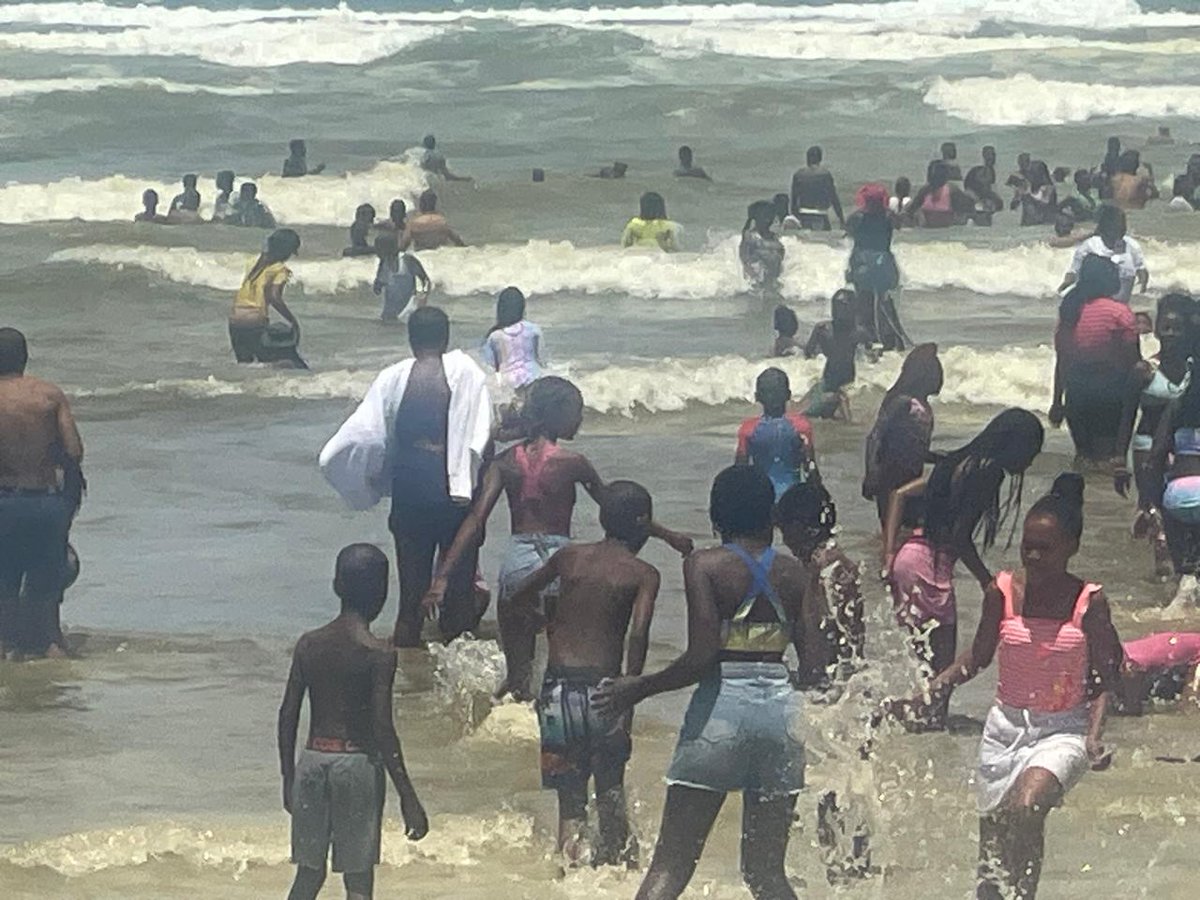 IOL's tweet photo. Beachgoers soak up the festive Boxing Day atmosphere on Muizenberg beach. https://t.co/vwosM1r9eh 
📷: Ian Landsberg / Independent Newspapers

#beachgoers #BoxingDay #Muizenberg #beach https://t.co/3P8kgMxM70