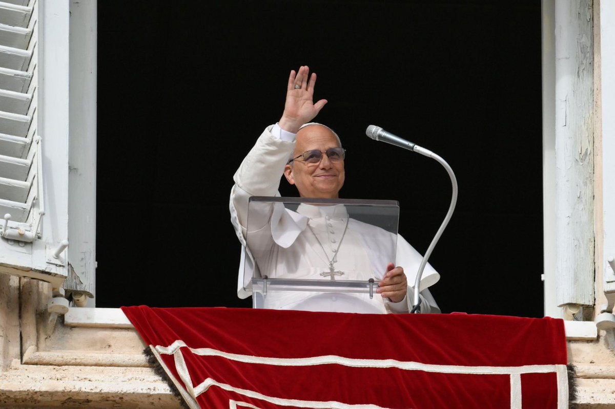 vaticannews_it's tweet image. #PapaLeoneXIV all'#Angelus:
Il #Natale ci porta una gioia motivata dalla tenacia di chi già riconosce attorno a sé, anche nei propri avversari, la dignità di figlie e figli di Dio. Per questo #SantoStefano morì perdonando, come Gesù: per una forza più vera di quella delle armi