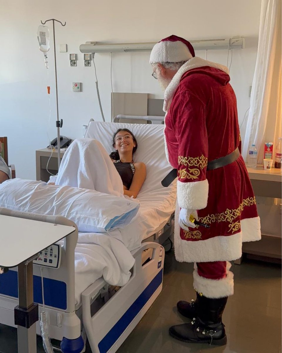 hospiten's tweet photo. ¡Papá Noel visitó Hospital Universitario Hospiten Sur y Hospiten Estepona! 🎅✨​
​
Nuestro hospital se llenó de sonrisas y alegría mientras los niños de pediatría recibían la visita del personaje más esperado de estas fechas.​
​
Momentos como este nos recuerdan la importancia de acompañar y cuidar, también con ilusión y cariño, a quienes más lo necesitan.
