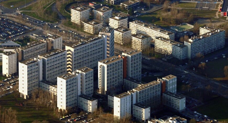 F_Desouche's tweet image. Bordeaux : un jeune homme tué par balle dans une fusillade au fusil d'assaut le soir de Noël, deux suspects interpellés

 fdesouche.com/2025/12/26/bor…
