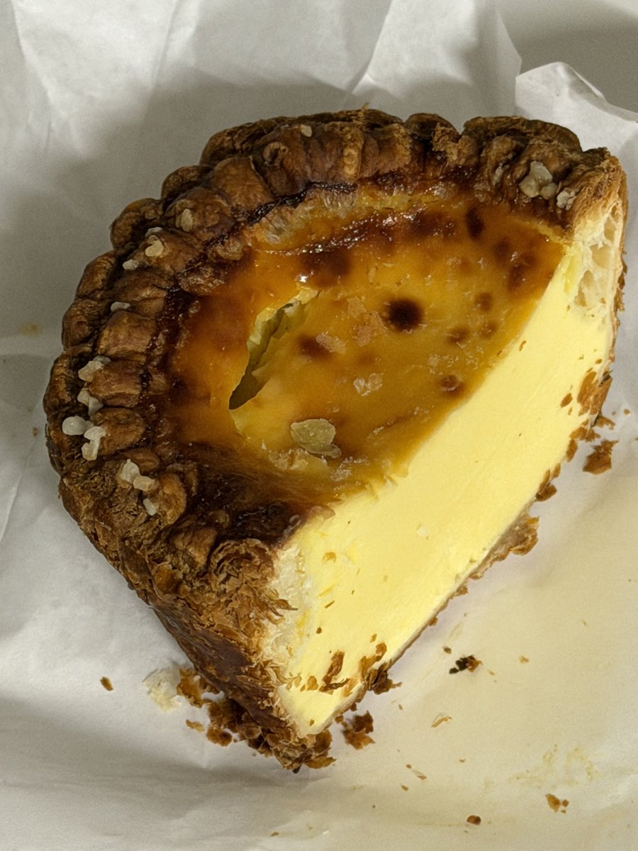 지금까지 내가 서울에서 먹어 본 에타 중 원탑…❤️‍🔥
무식하게 큰 이게 에그타르트?! 싶었는데 얼렸다 해동만 시켜도 느무 맛나다.. 굵은 소금이 완죤 킥이쟈나😻