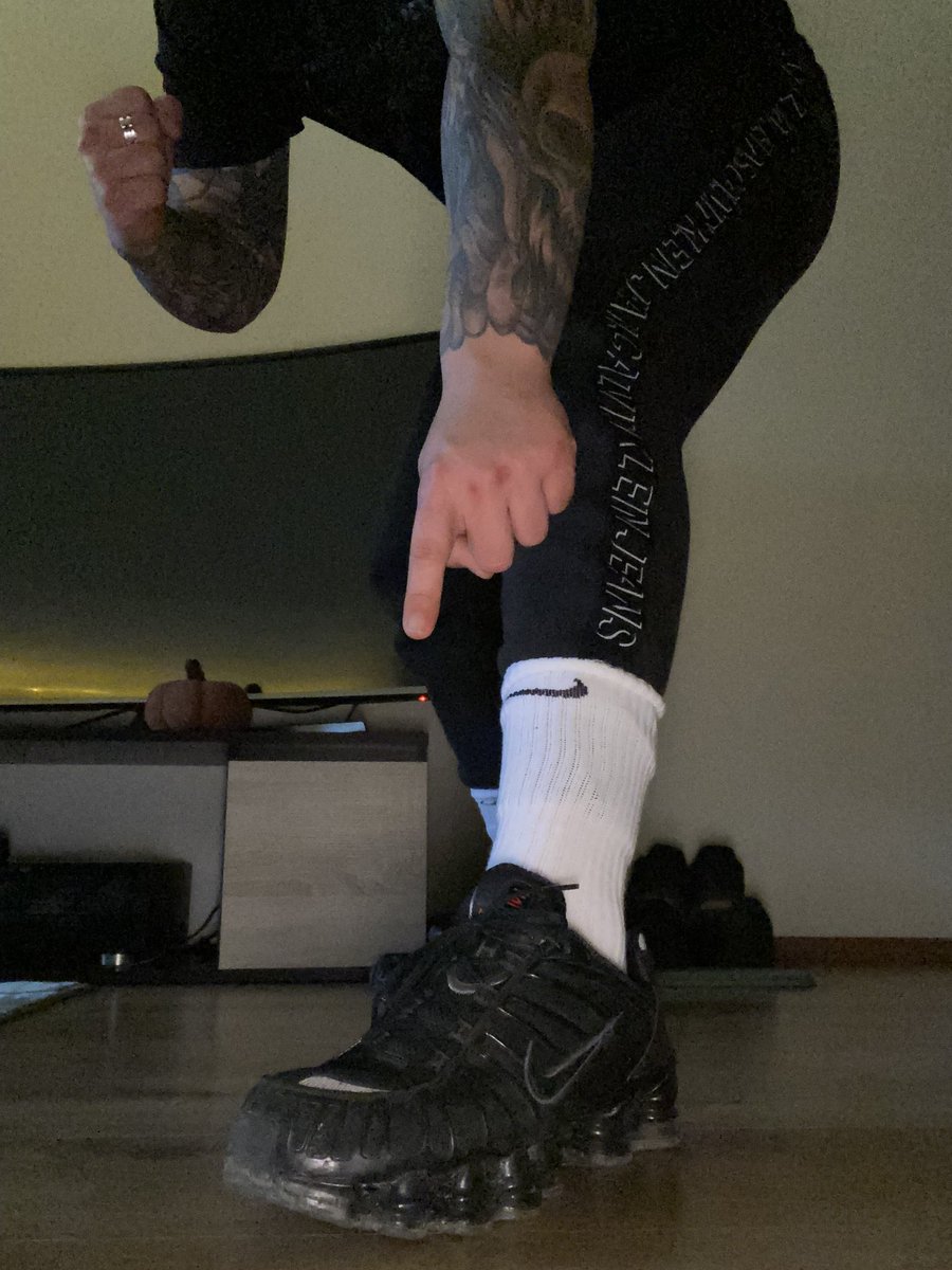 Ymasters89's tweet image. Pora zacząć ten nowy dzień od dojenia moich poddanych, ty polerujesz mojego buta po całym wczorajszym dniu a ja zabieram ci wszystko z konta 😈
@rt_feet @promocion_pies
#sneakmaster #sneak #cashmaster #findom #femdom #soxy #cash #ATM