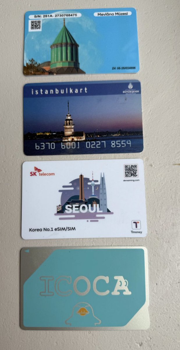 7farukcan's tweet image. Alttaki iki kart, bütün şehirlerde geçerli olan Kore ve Japonya'nın Ulaşım kartları. Bu kartlarla ülkedeki tüm havalimanlarına gidebiliyorsunuz.
En üstteki ise Konyanın ulaşım kartı, bütün şehri gezmek bir yana,şehrin tek biricik havalimanına dahi gidemiyorsunuz @Konyabuyuksehir