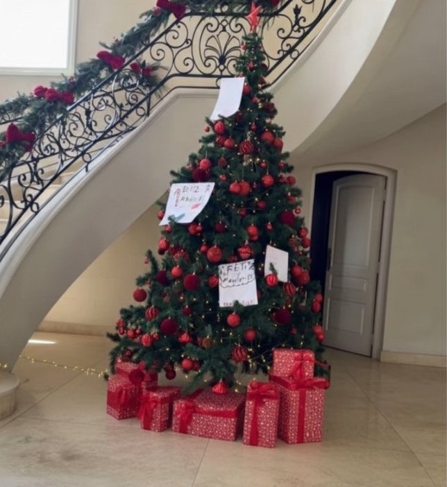 asquerotica's tweet image. HILO 🧵 Una Navidad calculada: 
Esta no es una postal inocente de Navidad.
Es una escena construida, cargada de símbolos, decisiones estéticas y mensajes psicológicos que hacen ruido.
La casa, la ropa, las poses… y sobre todo, los niños.
Vamos por partes 👇