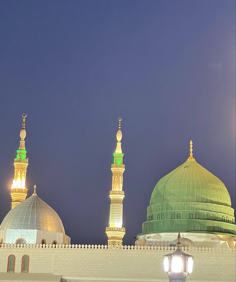 اللهمَّ صلَّ وسلِّم وبارك على سَيِّدِنا ومولانا مُحَمَّد عبدِك ونبيِّك ورسولك سِرِّ أسرارك ونورِ أنوارك الذي لا يَعرِفُ قدرَه غيرُك ولا يَعرِفُ قدرَك غيرُه وعلى آله وصحبه وصفوته وعلى كافة أحبابه وعامَّة أُمَّته وعلى إخوانه السَّابقين من الأنبياء والمرسَلين وعلى الصِّدِّيقين